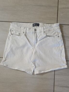 GAP Women's White Denim Relaxed-Fit Jean Shorts Size 29-5 inch Inseam EUC Beach